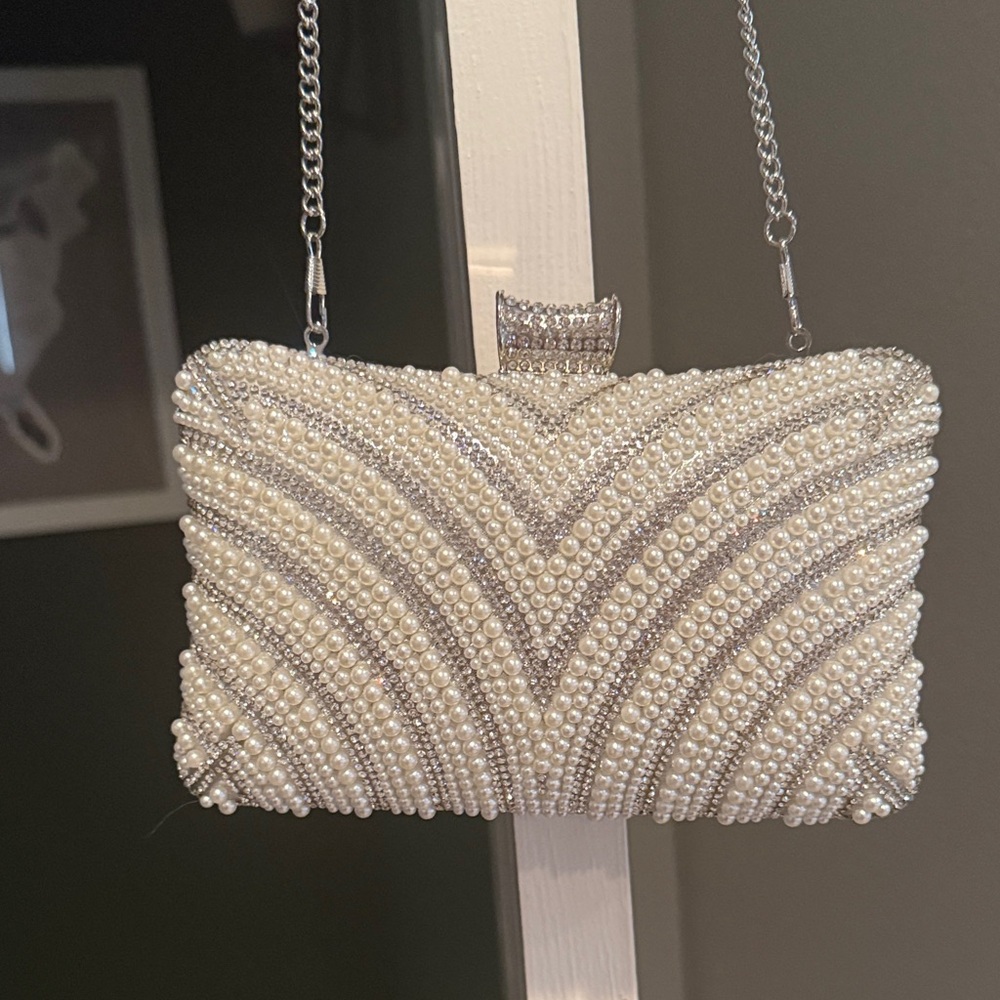 Elegant Pearl-Embellished Evening clutch